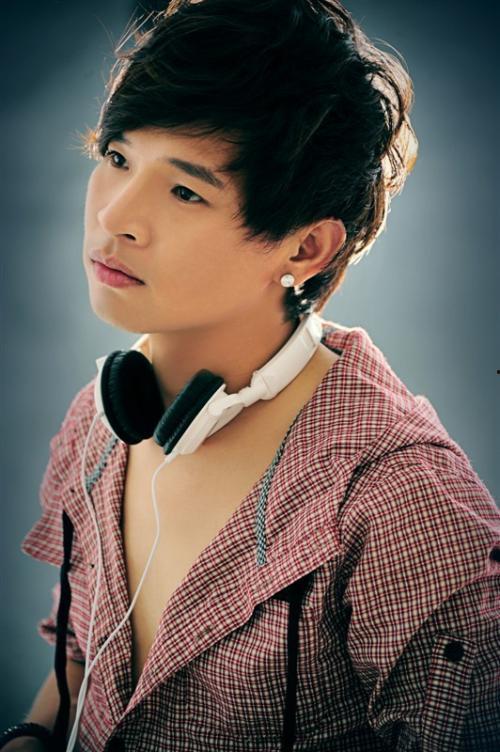 歌手  冷漠个人资料,深情演绎，音乐路上的坚定行者